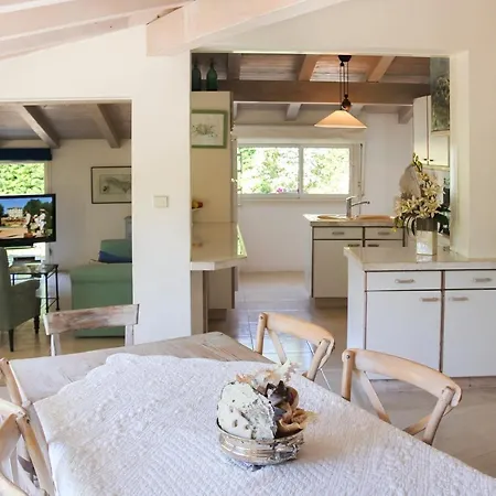 Les Portes-en-re Sleeps 12 ヴィラ *